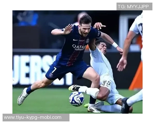 恩里克首次见证连续扑出四个点球巴黎喜获新奖杯庆祝时刻