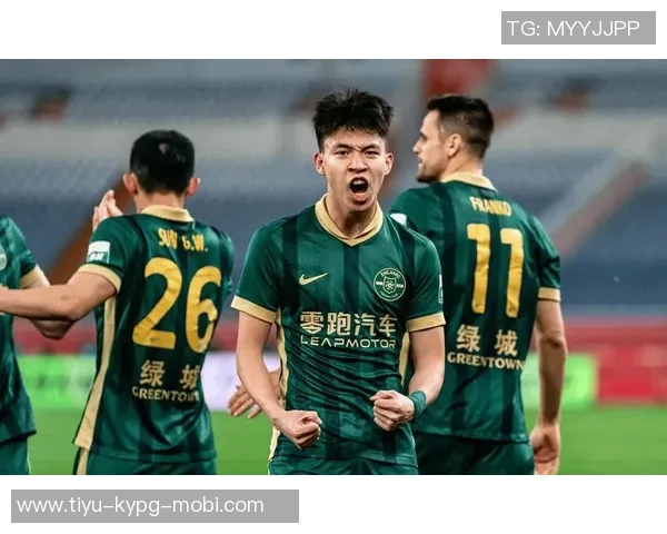 陶强龙兑现承诺赠球王钰栋期待下一届U23亚洲杯再创佳绩 陶强龙兑现承诺赠球王钰栋期待下一届U23亚洲杯再创佳绩